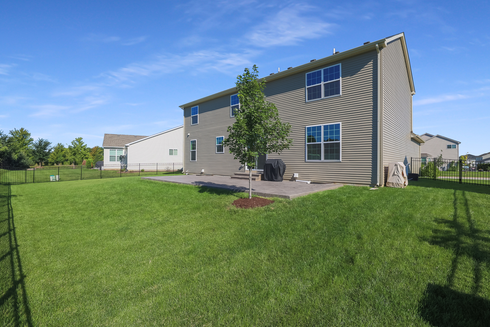 5835 Fairview Lane Hoffman Estates, IL 60192 - Photo 32 of 33 a front view of a house with a garden