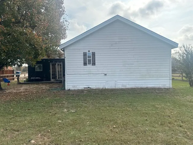 a view of a backyard