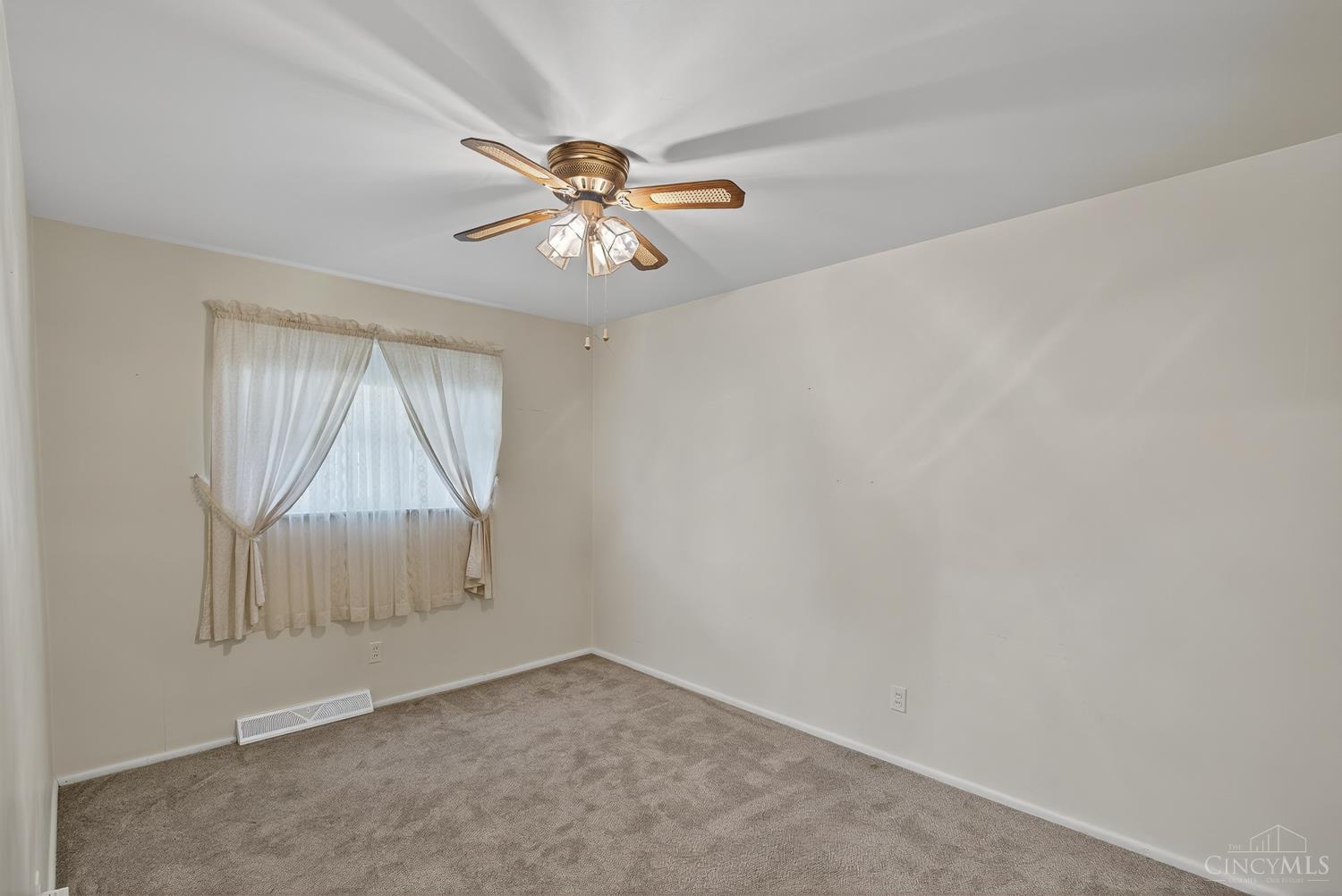 2573 Adams Road Cincinnati, OH 45231 - Photo 15 of 40