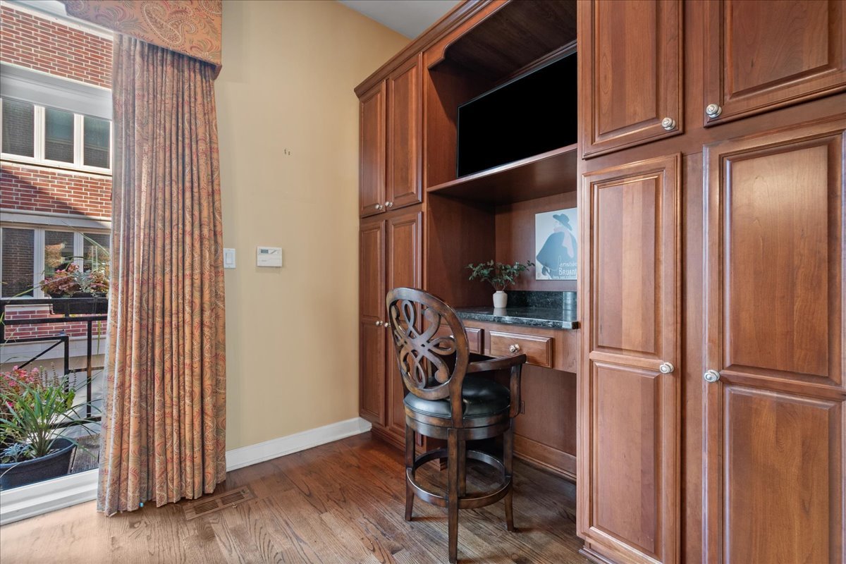 658 North Green Street Chicago, IL 60642 - Photo 18 of 38