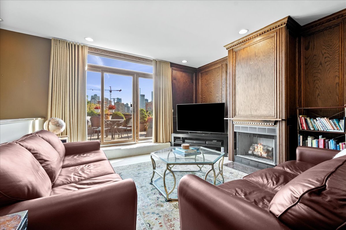 658 North Green Street Chicago, IL 60642 - Photo 27 of 38