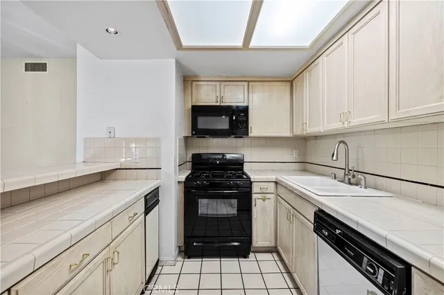 $699,000 | 435 East Valencia Avenue, Unit 201, Burbank, CA 91501