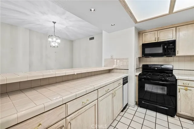 $699,000 | 435 East Valencia Avenue, Unit 201, Burbank, CA 91501