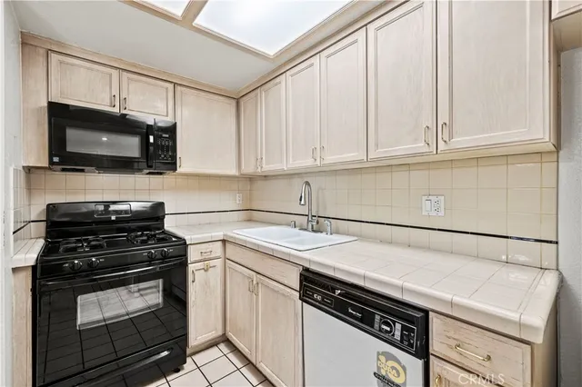 $699,000 | 435 East Valencia Avenue, Unit 201, Burbank, CA 91501