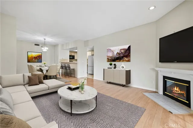 $699,000 | 435 East Valencia Avenue, Unit 201, Burbank, CA 91501