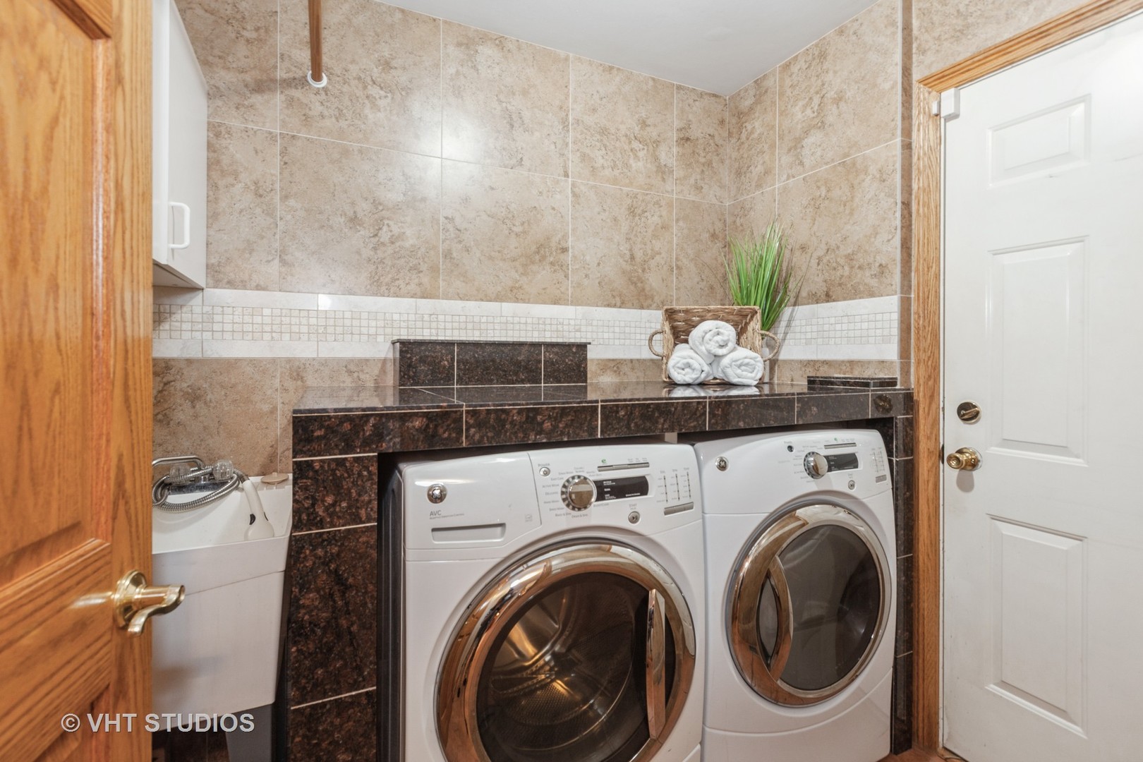 2578 Crestview Drive Aurora, IL 60502 - Photo 11 of 43 a view of washer and dryer