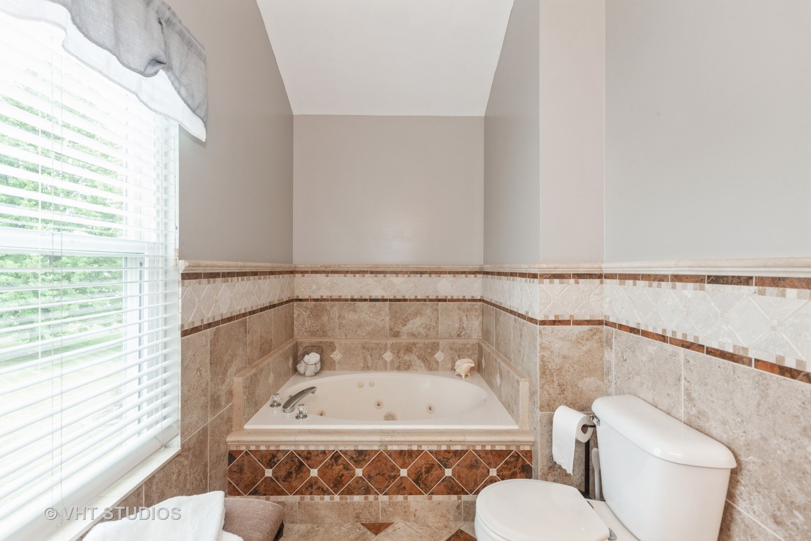 2578 Crestview Drive Aurora, IL 60502 - Photo 14 of 43 a bathroom with a shower and bathtub