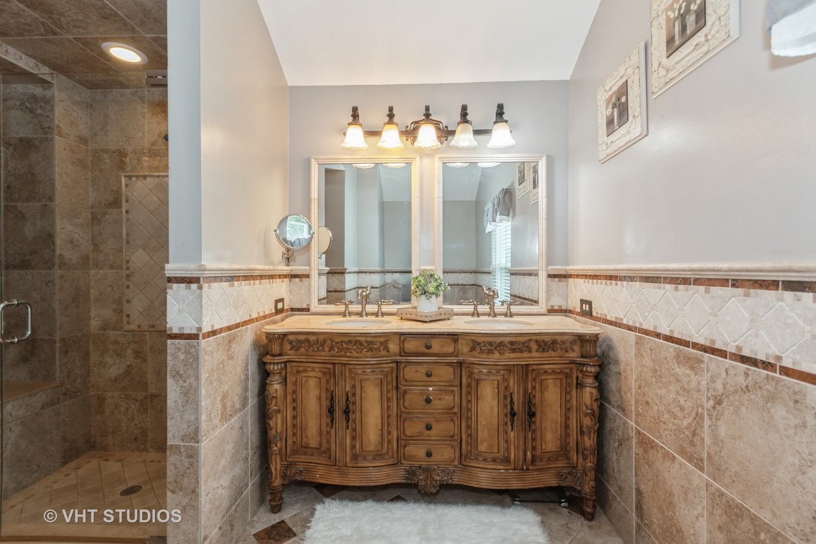 2578 Crestview Drive Aurora, IL 60502 - Photo 15 of 43 a bathroom with a double vanity sink and a mirror