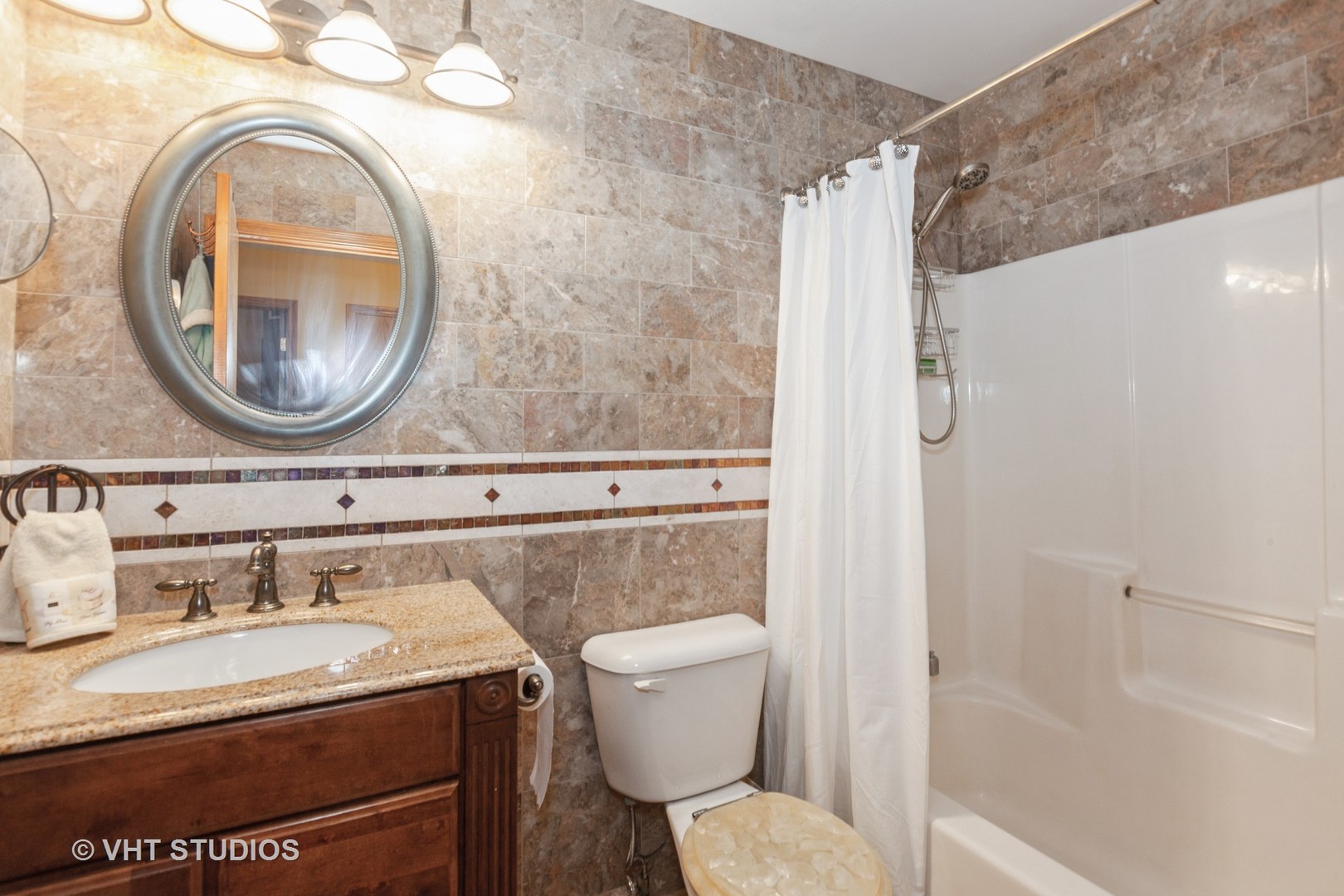 2578 Crestview Drive Aurora, IL 60502 - Photo 18 of 43 a bathroom with a sink a toilet and a mirror