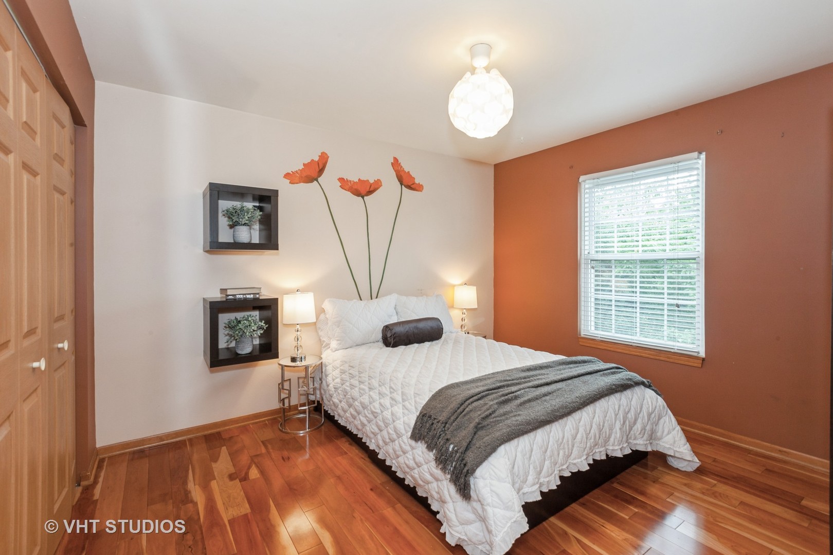 2578 Crestview Drive Aurora, IL 60502 - Photo 19 of 43 a bedroom with a bed and a painting on the wall