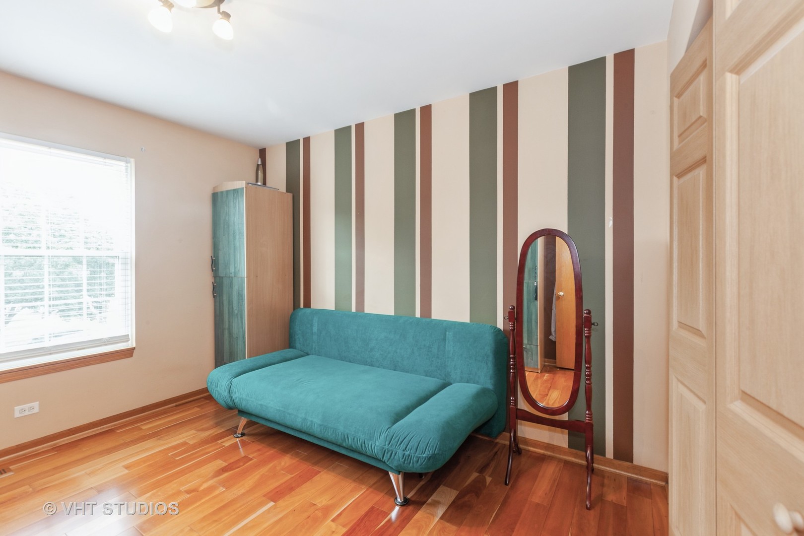 2578 Crestview Drive Aurora, IL 60502 - Photo 20 of 43 a living room with furniture and a window