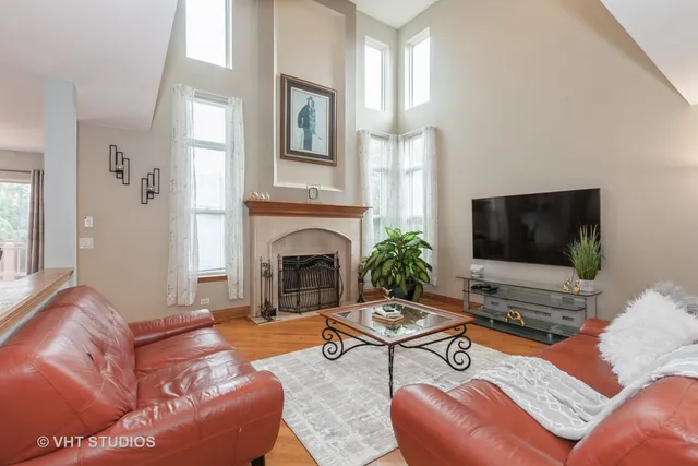 $644,999 | 2578 Crestview Drive, Aurora, IL 60502