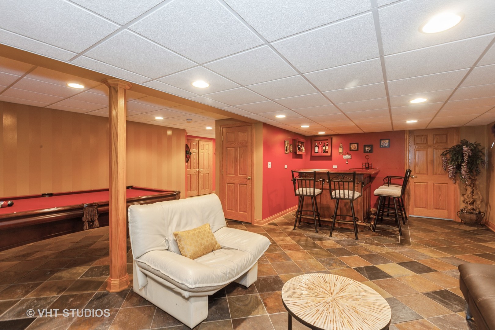 2578 Crestview Drive Aurora, IL 60502 - Photo 23 of 43 a living room with furniture a rug and a projector