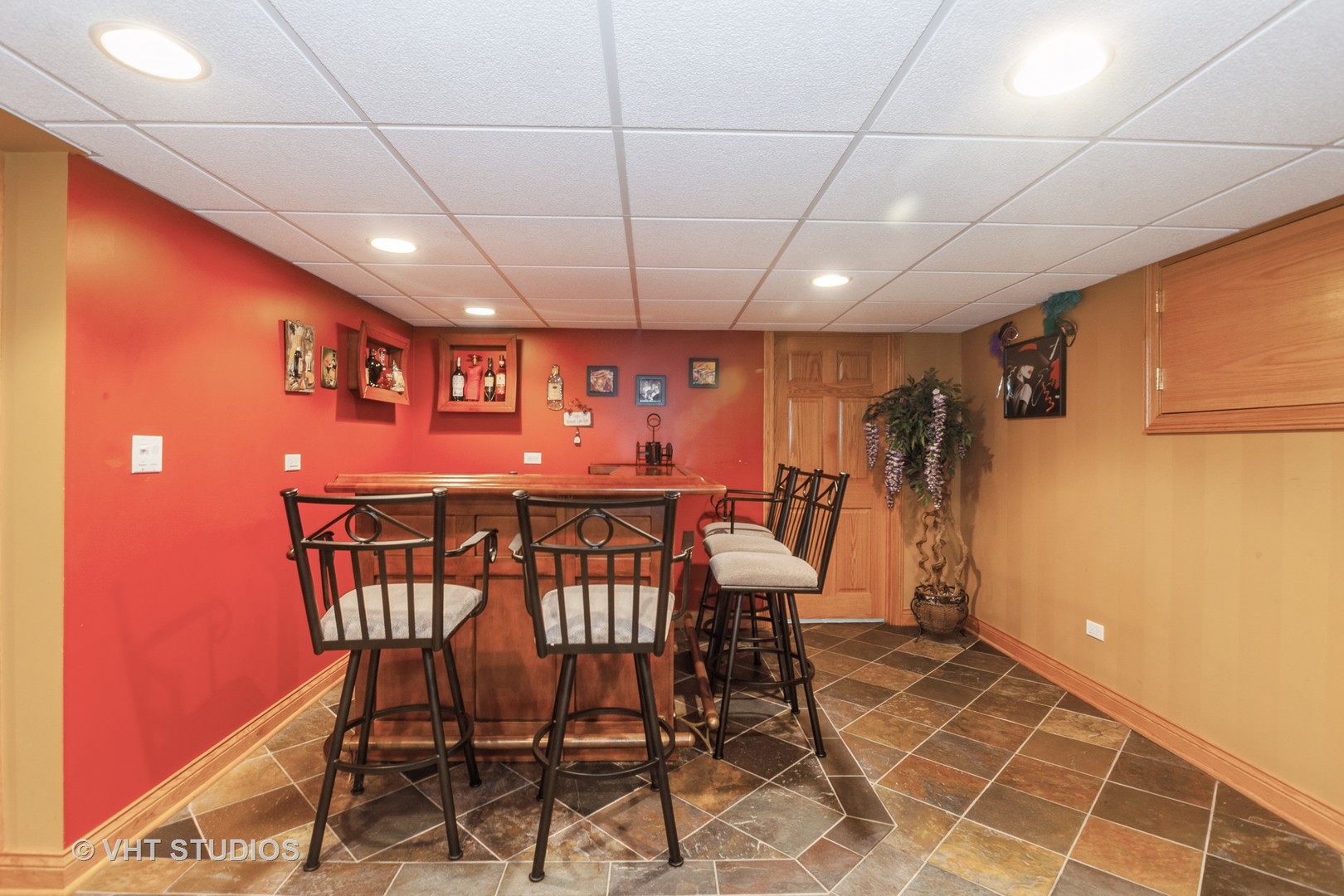 2578 Crestview Drive Aurora, IL 60502 - Photo 24 of 43 a dinning table and chairs in a room