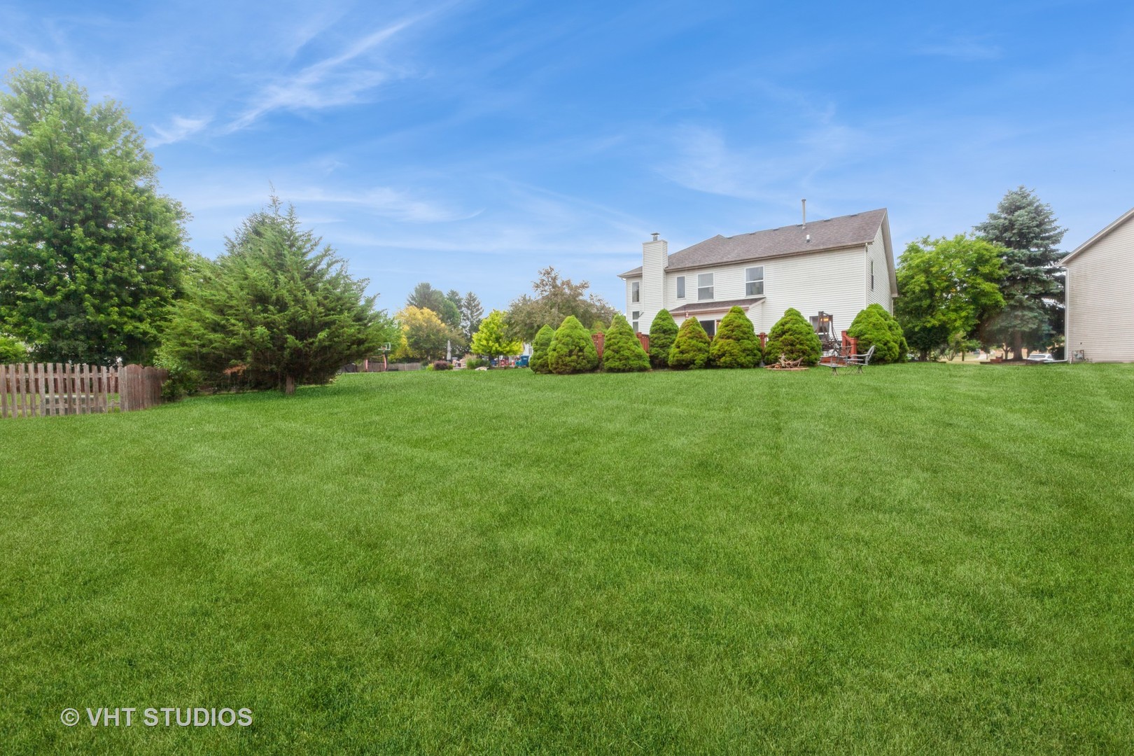 2578 Crestview Drive Aurora, IL 60502 - Photo 26 of 43 a house view with a garden space