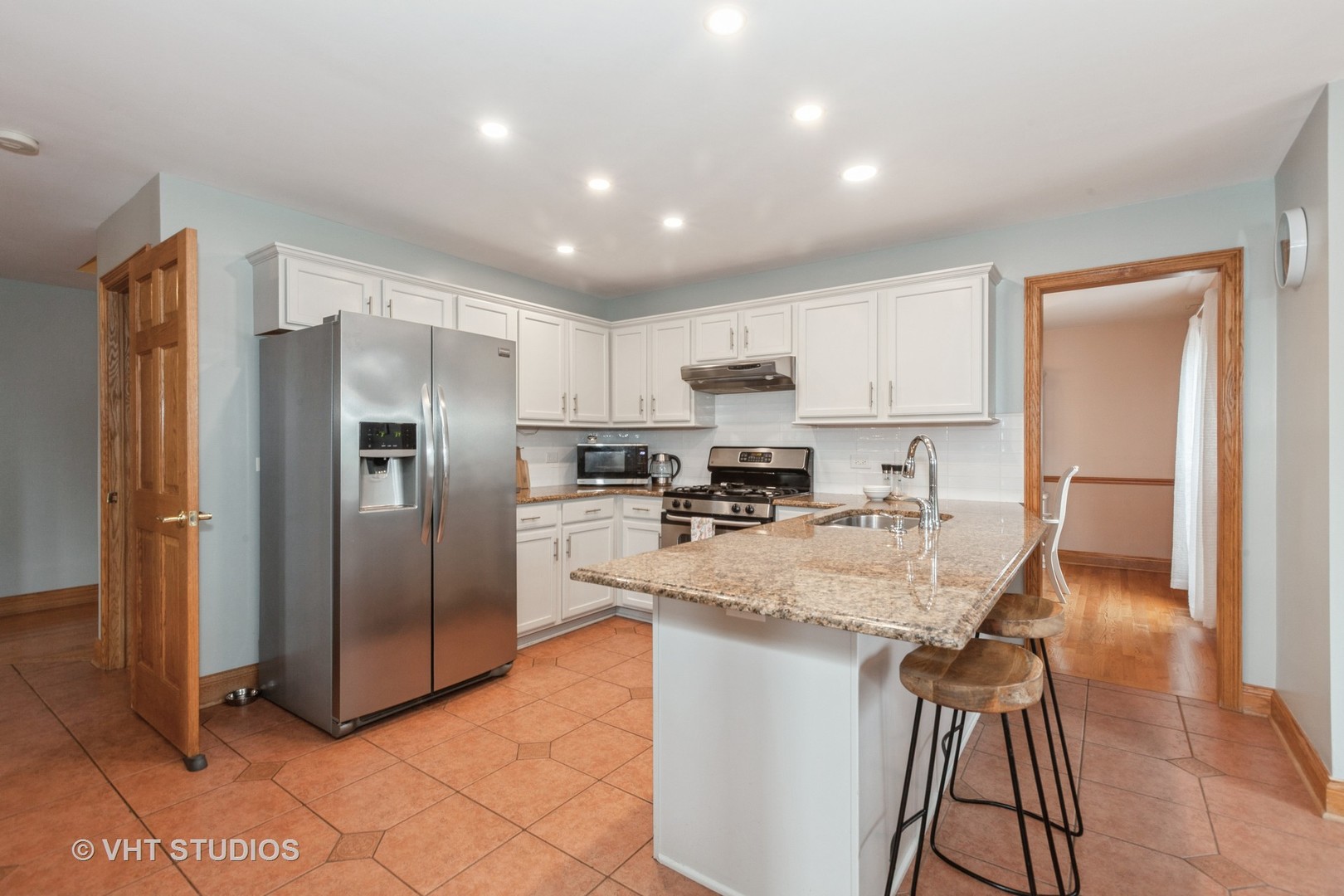 2578 Crestview Drive Aurora, IL 60502 - Photo 4 of 43 a kitchen with stainless steel appliances granite countertop a refrigerator a stove a sink and a refrigerator