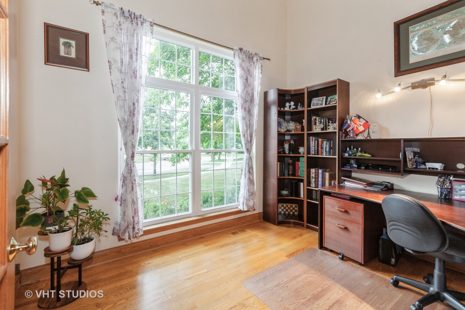 2578 Crestview Drive Aurora, IL 60502 - Photo 9 of 43 a workspace with furniture and window