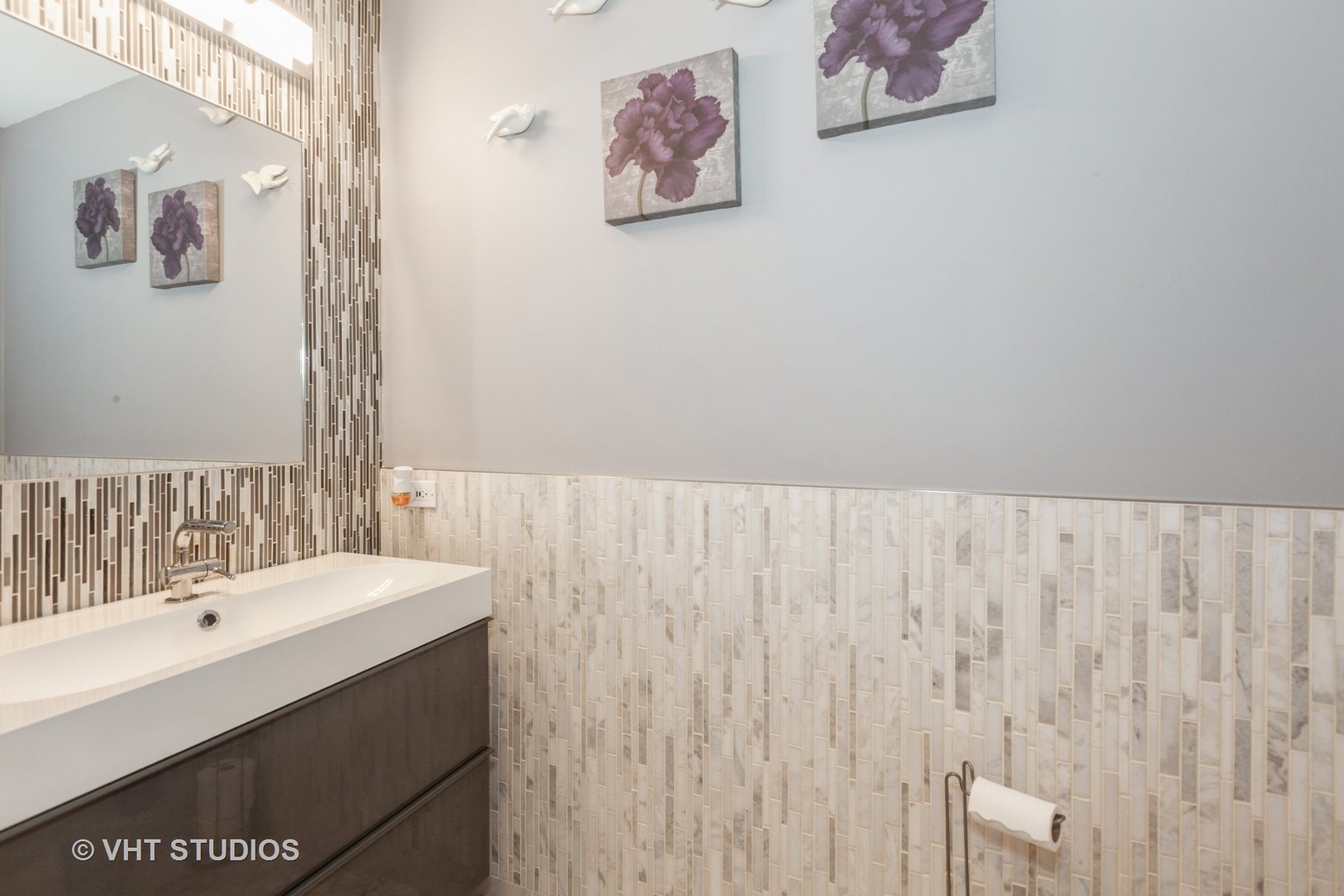 2578 Crestview Drive Aurora, IL 60502 - Photo 10 of 43 a bathroom with a sink and a mirror