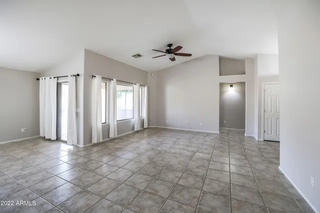 a view of empty room with a ceiling fan