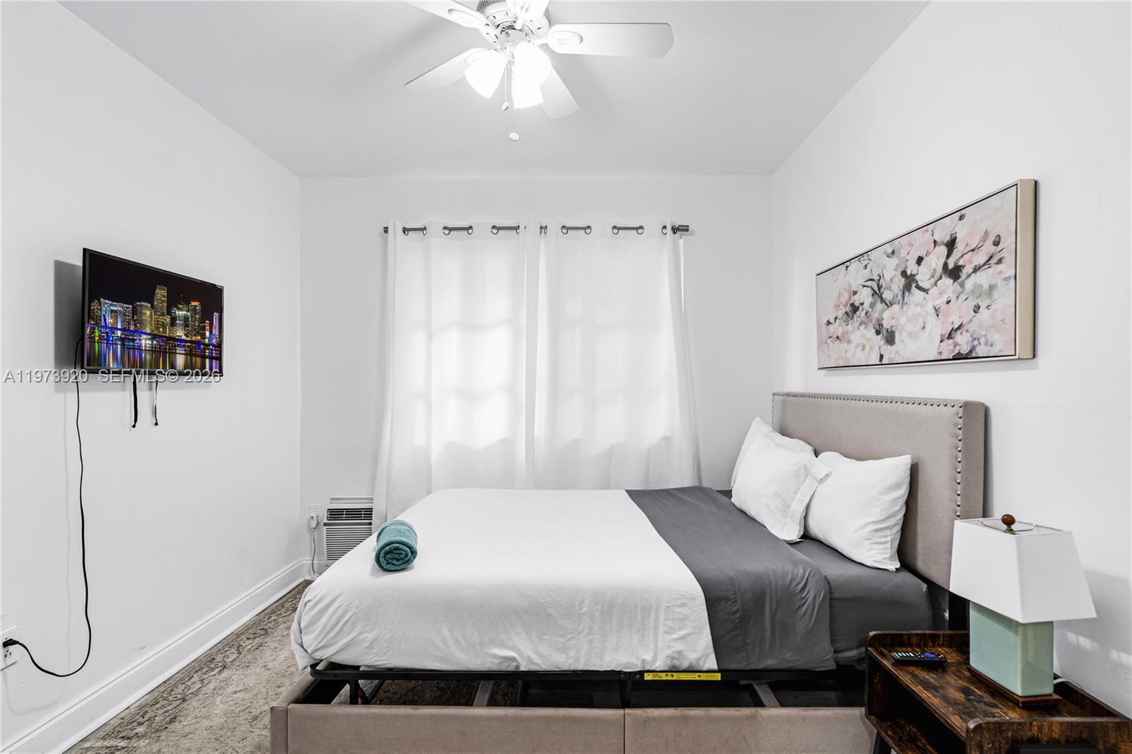 977 Southwest 10th Street, Unit 927 Miami, FL 33130 - Photo 7 of 18 a bedroom with a bed and a lamp
