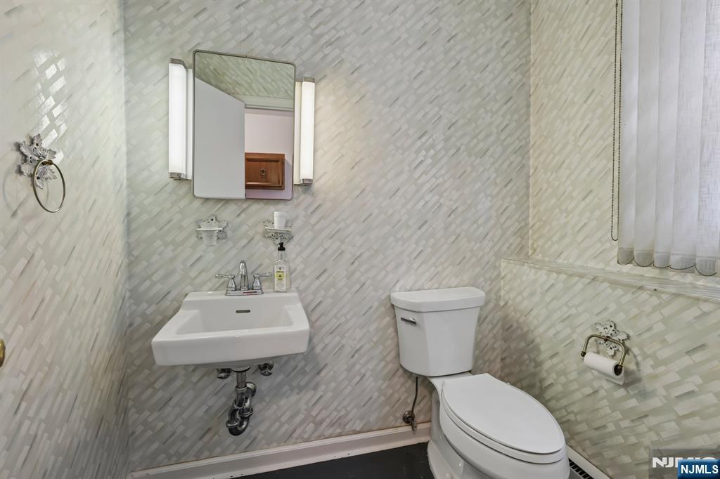 270 Midwood Road Paramus, NJ 07652 - Photo 13 of 17