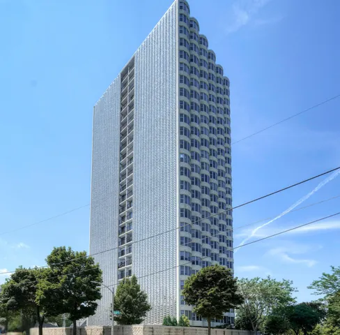 $179,900 | 2525 South Shore Drive, Unit 22B, Milwaukee, WI 53207