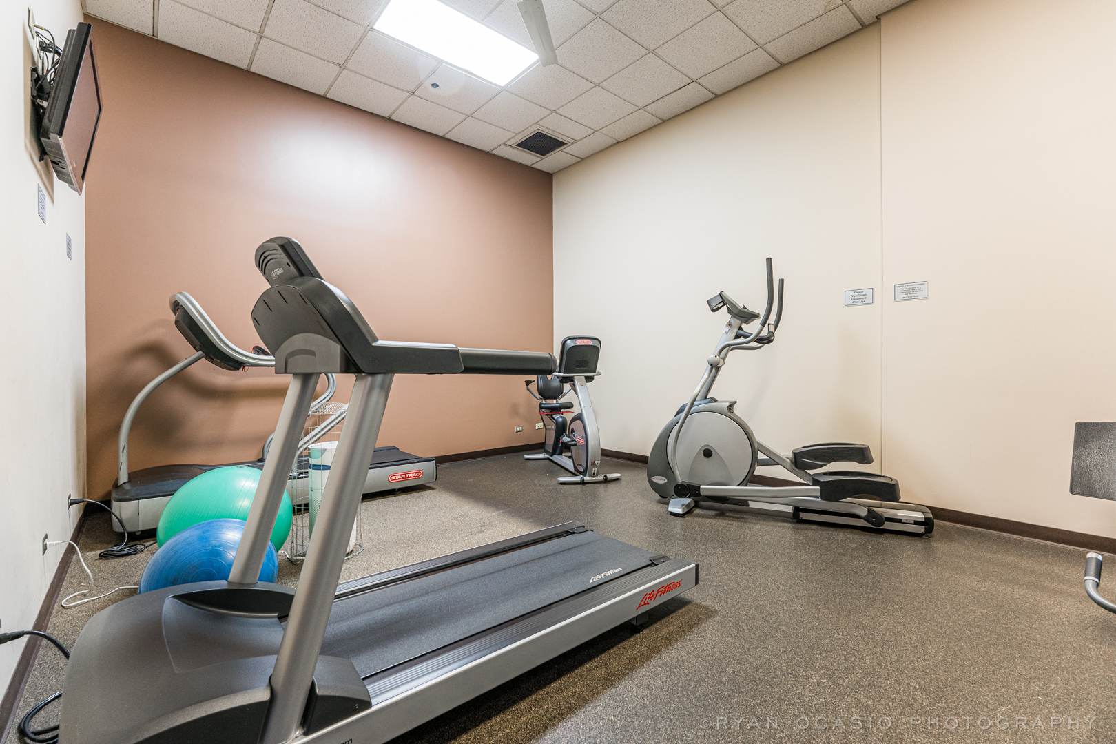 70 West Huron Street, Unit 2005 Chicago, IL 60654 - Photo 17 of 18 a room with gym equipment