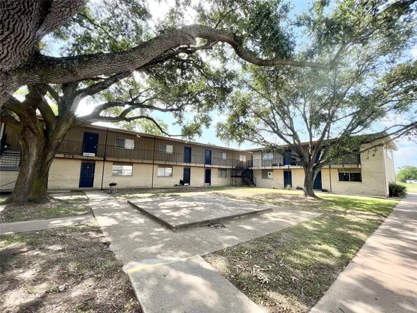 $775 | 201 South Kaysie Street, Unit 3, Angleton, TX 77515