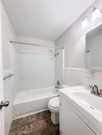 $775 | 201 South Kaysie Street, Unit 3, Angleton, TX 77515
