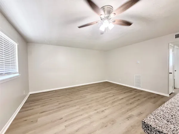 $775 | 201 South Kaysie Street, Unit 3, Angleton, TX 77515