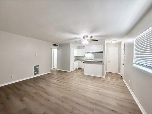 $775 | 201 South Kaysie Street, Unit 3, Angleton, TX 77515