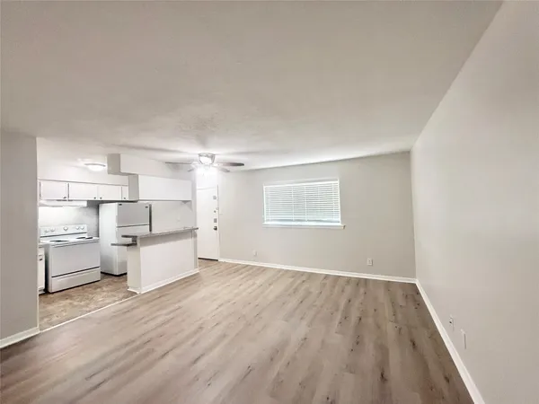 $775 | 201 South Kaysie Street, Unit 3, Angleton, TX 77515