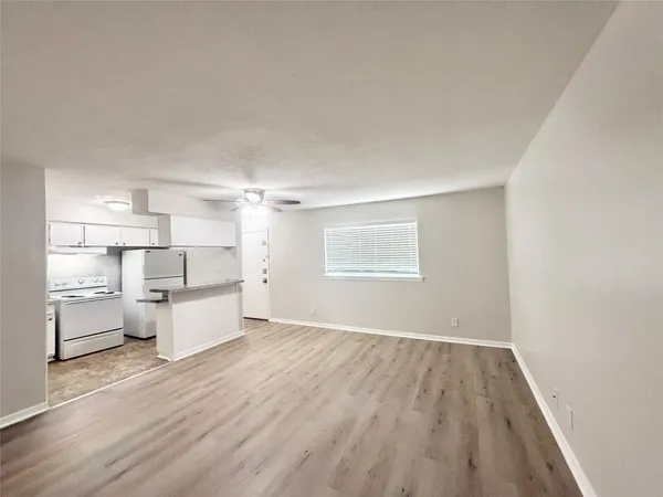 $775 | 201 South Kaysie Street, Unit 3, Angleton, TX 77515