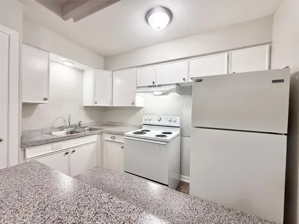 $775 | 201 South Kaysie Street, Unit 3, Angleton, TX 77515