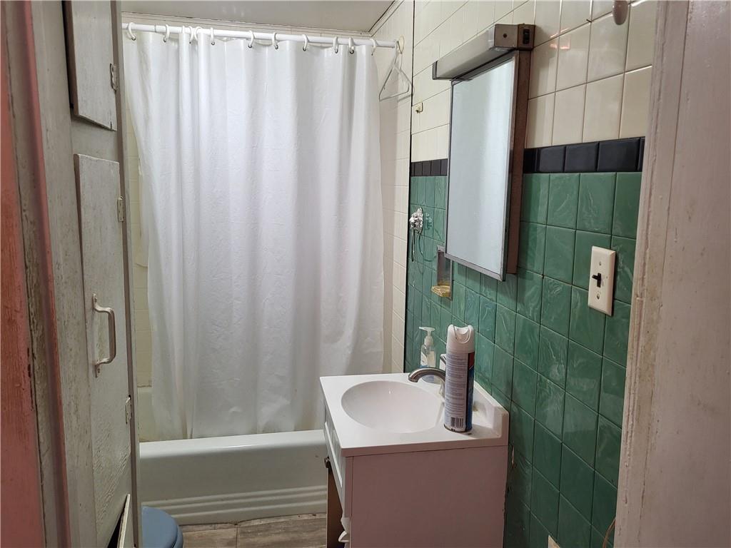 325 Wagner Avenue Butler, PA 16001 - Photo 14 of 15 Bathroom...