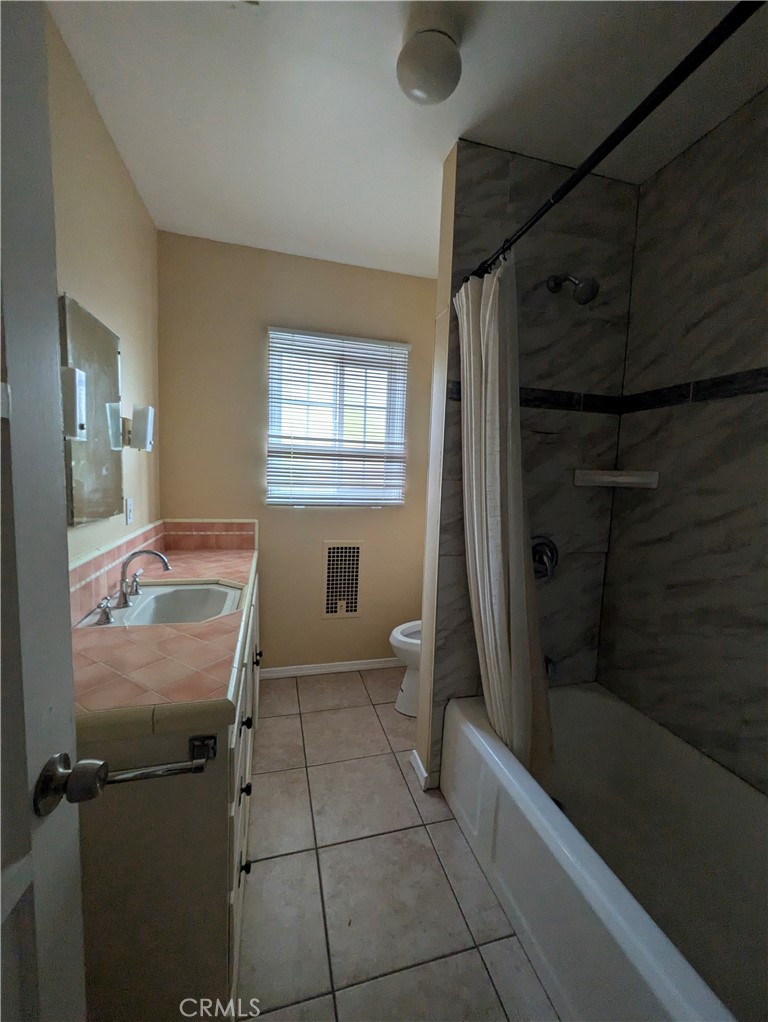 3326 Locust Street Riverside, CA 92501 - Photo 11 of 13 Bathroom