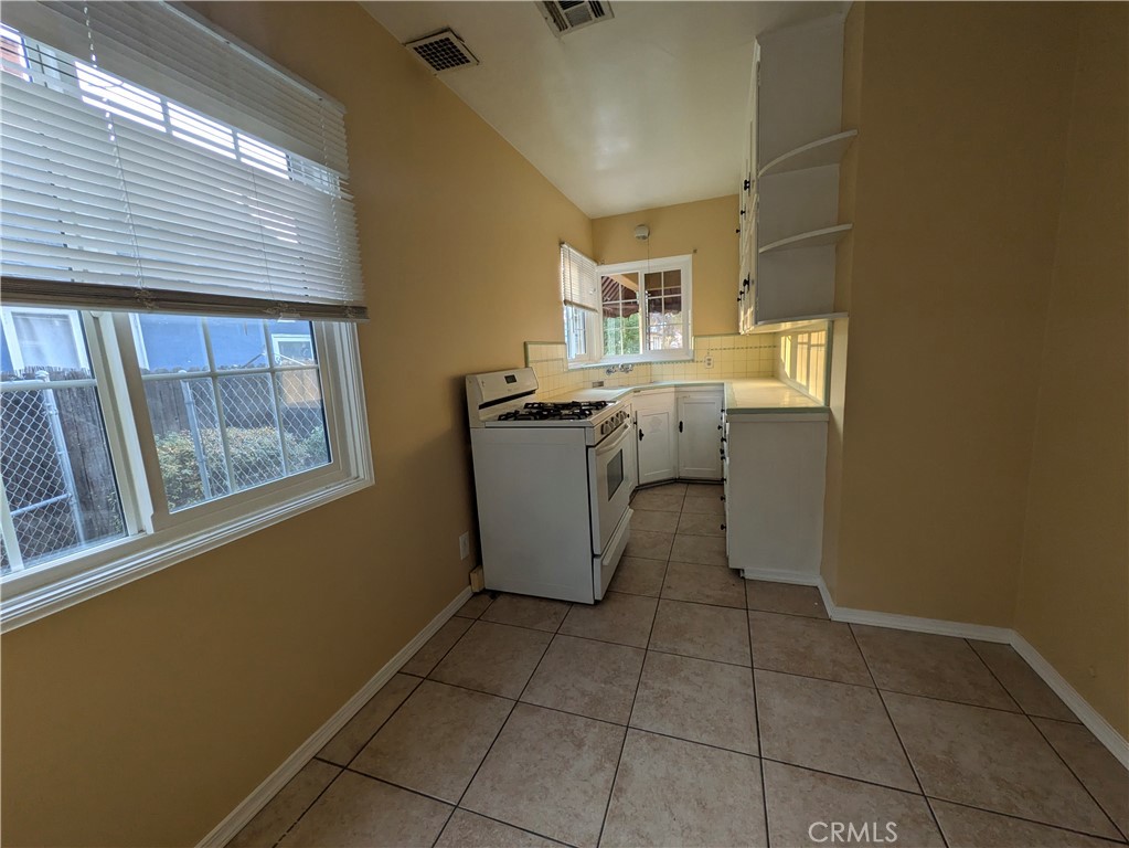 3326 Locust Street Riverside, CA 92501 - Photo 6 of 13 Dining nook