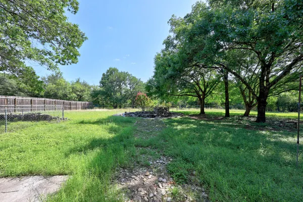 a view of yard with green space