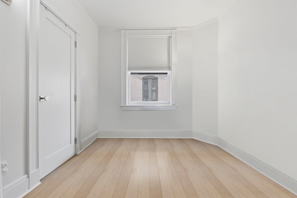 21 Beacon Street, Unit 11L Boston, MA 02108 - Photo 6 of 23 an empty room with a window