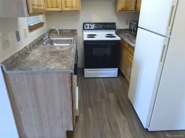 a view of empty room with a fireplace