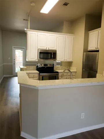 $1,695 | 1501 Cedar Elm Drive, Unit 201, Euless, TX 76039