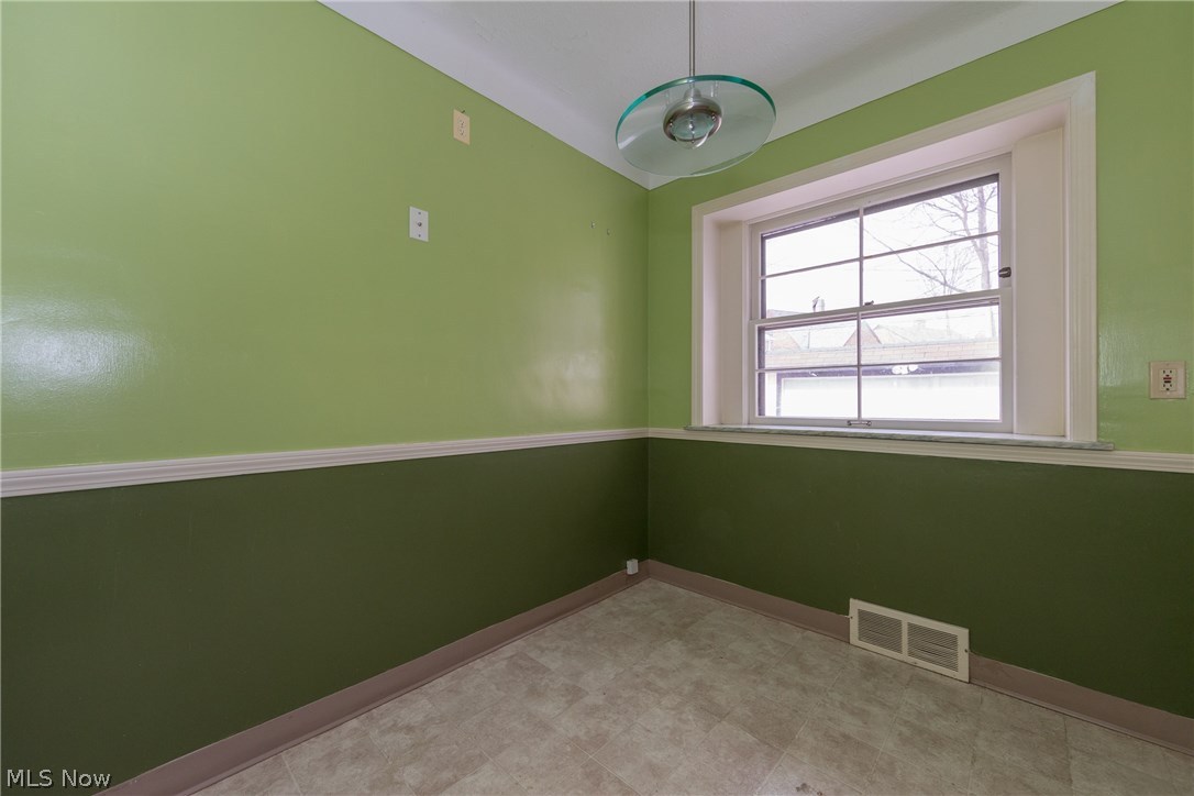 2369 Charney Road Cleveland, OH 44118 - Photo 12 of 33