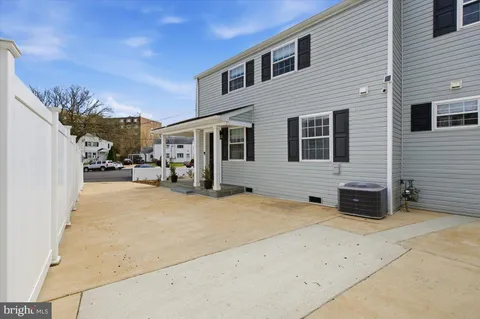 $679,000 | 858 South Harrison Street, Arlington, VA 22204