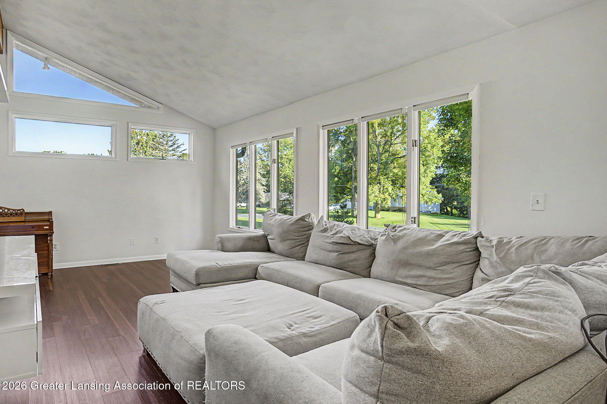 9731 Riverside Drive Grand Ledge, MI 48837 - Photo 14 of 29 Living Room