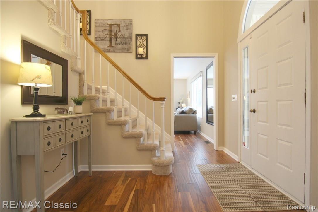 1232 Pine Ridge Road Milford, MI 48380 - Photo 16 of 34 Pine Ridge Dr Foyer 2.jpg