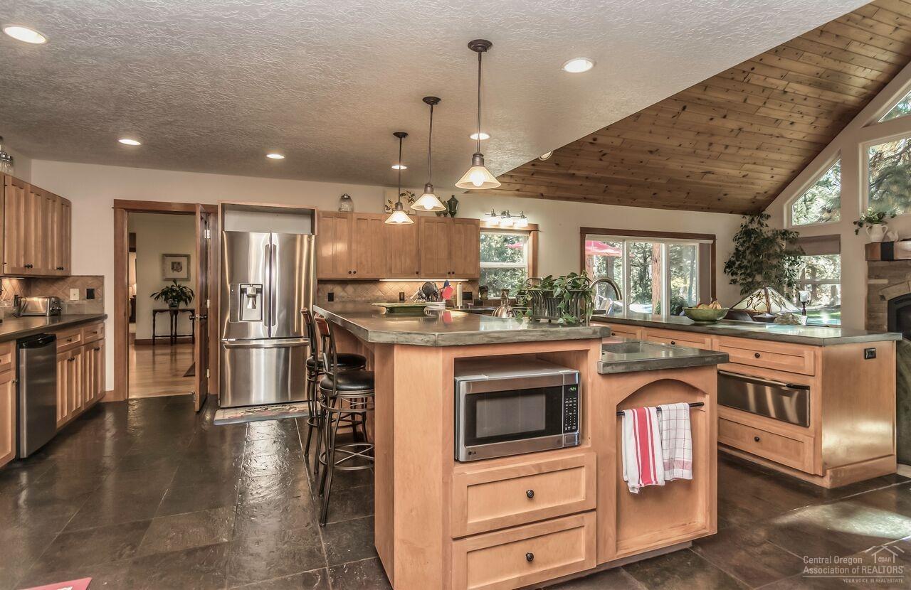 905 Northwest Chelsea Loop Bend, OR 97703 - Photo 7 of 25 Additional Photo