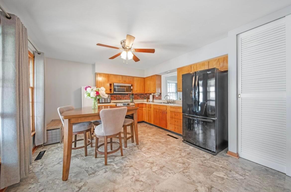 164 Sturbridge Road Columbus, OH 43228 - Photo 7 of 29 Eat In Kitchen
