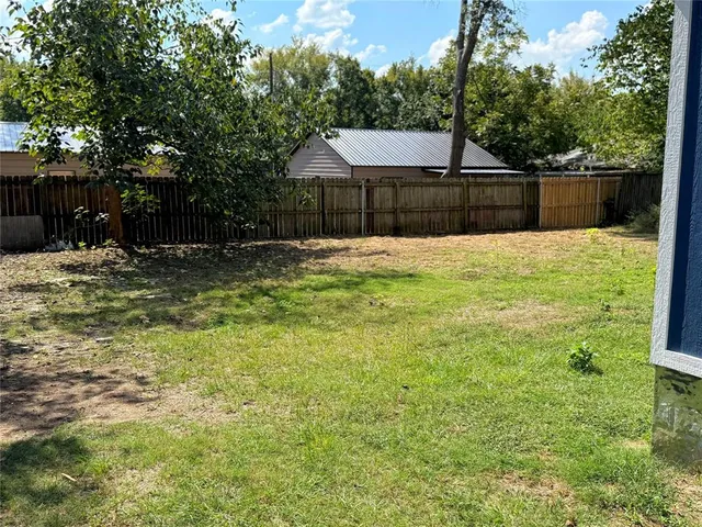 a view of a backyard