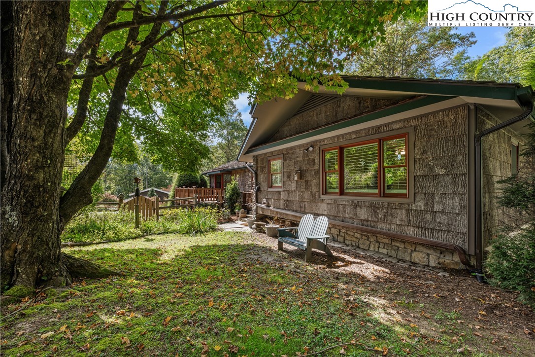 955 Dogwood Boone, NC 28607 - Photo 44 of 48 a backyard of a house with table and chairs