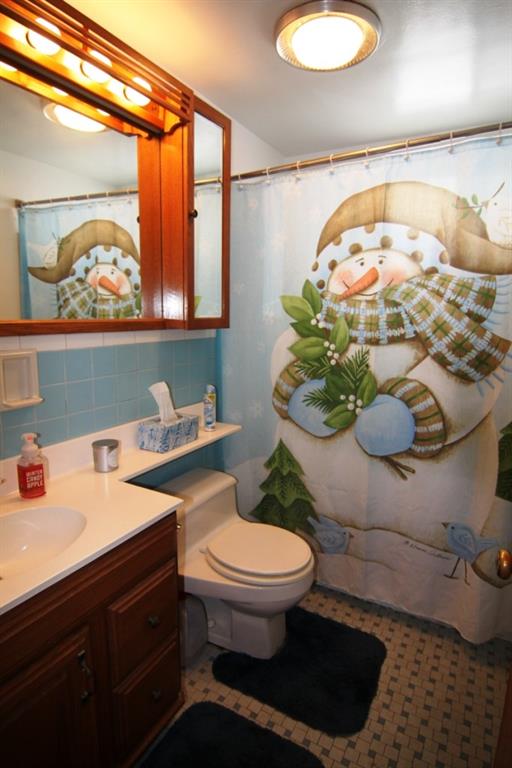75 McKinnie Avenue McKees Rocks, PA 15136 - Photo 11 of 19 11) Main Floor: Full bath with tub and shower head near bedrooms.